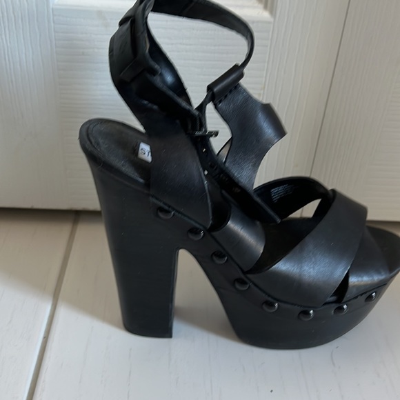 Steve Madden brand new, never worn chunky platform heels, size 9. - Picture 2 of 3